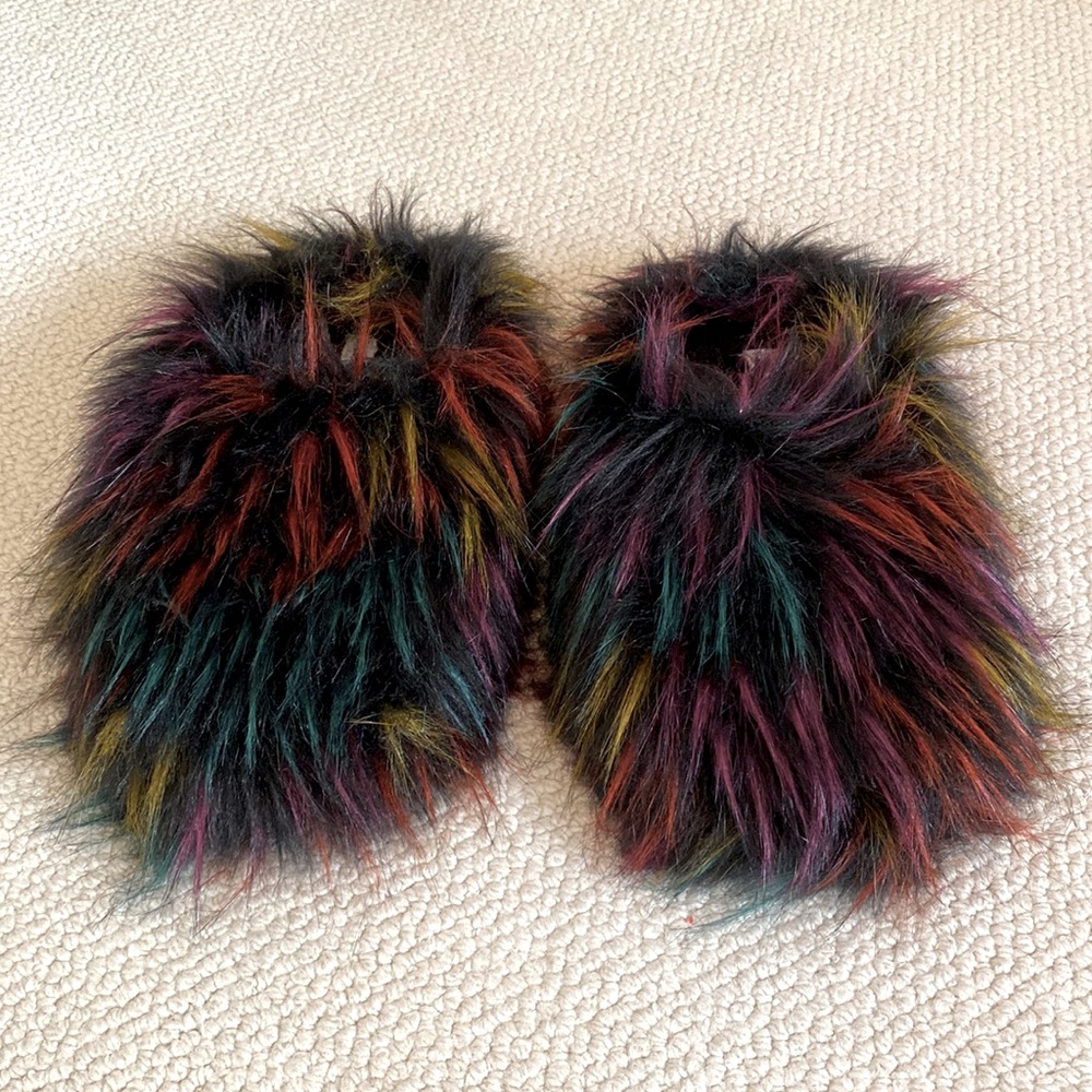 Steve Madden cozy fuzzy faux fur slippers. Like new. Size 9 Hard rubber sole.